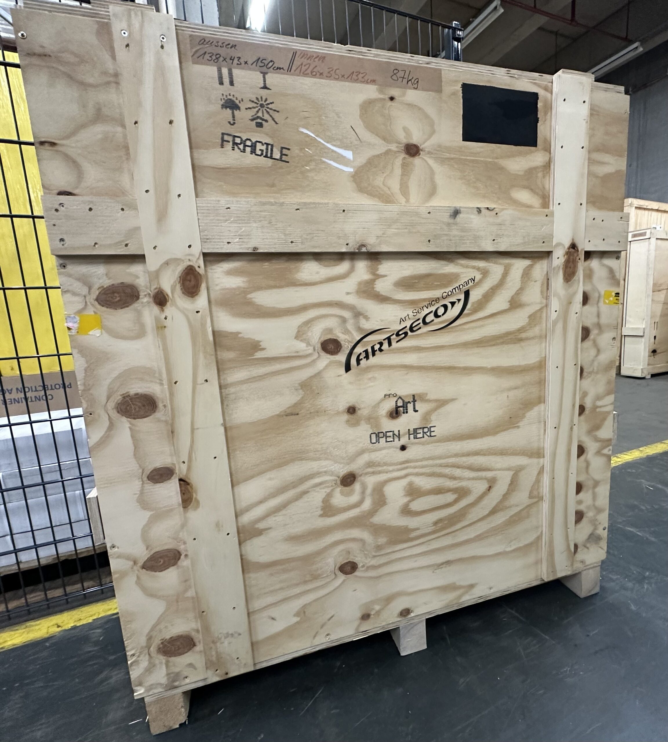 BK209 aussen138x43x150cm// innen126x35x133cm// 87kg